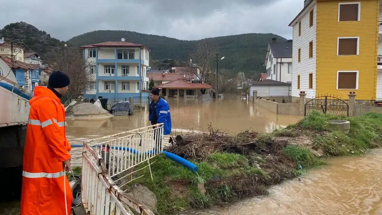Antalya Kırsalında Ulaşım Hattı Durdu, Ekipler Seferber Oldu 8